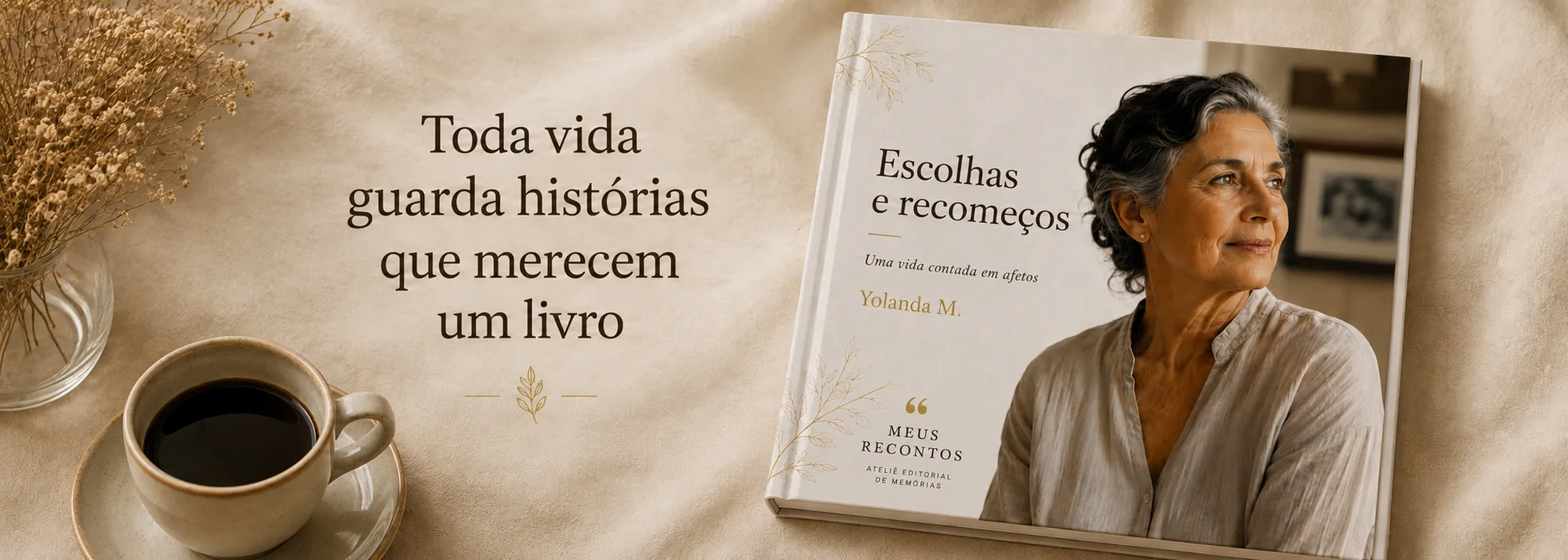 Faixa: “Toda vida guarda histórias que merecem um livro” ao lado do livro Meus Recontos “Escolhas e recomeços”, de Yolanda M., com o retrato de uma senhora na capa, uma xícara de café e flores secas
